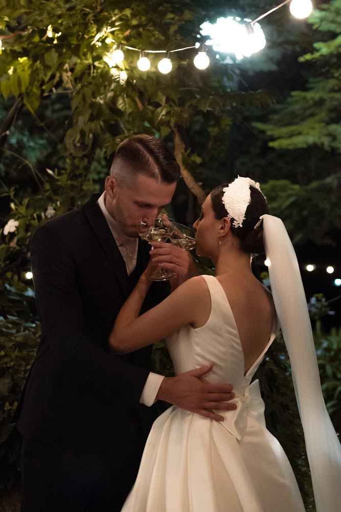 Coppia sposi scambio prosecco matrimonio