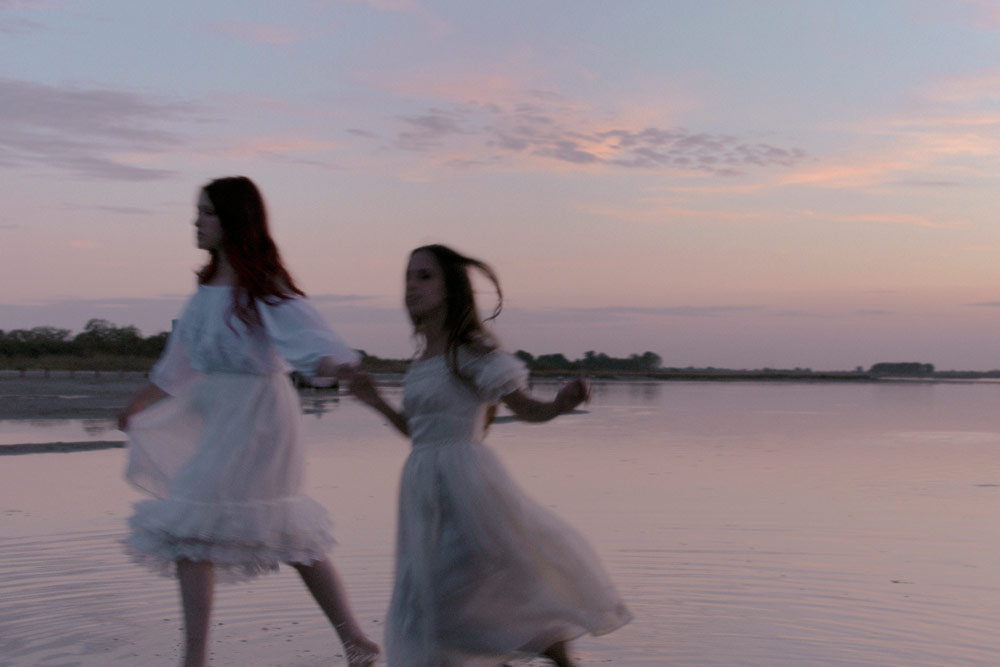 ragazze cottagecore mare