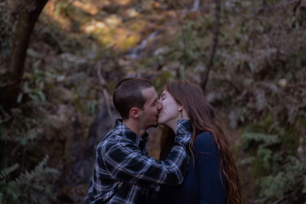 bacio coppia autunno