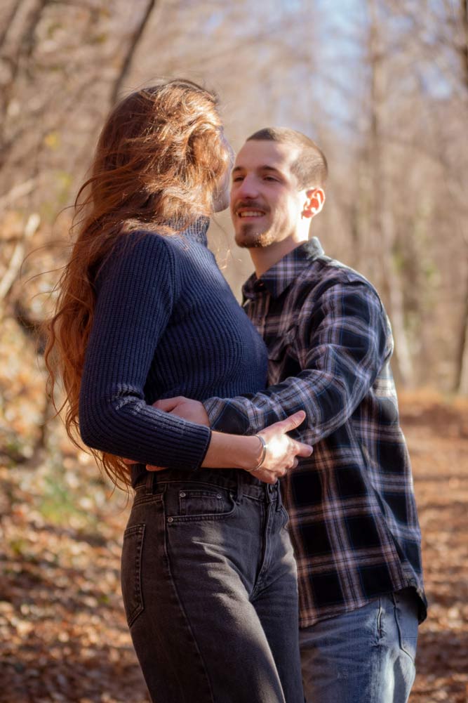 coppia nei boschi innamorati