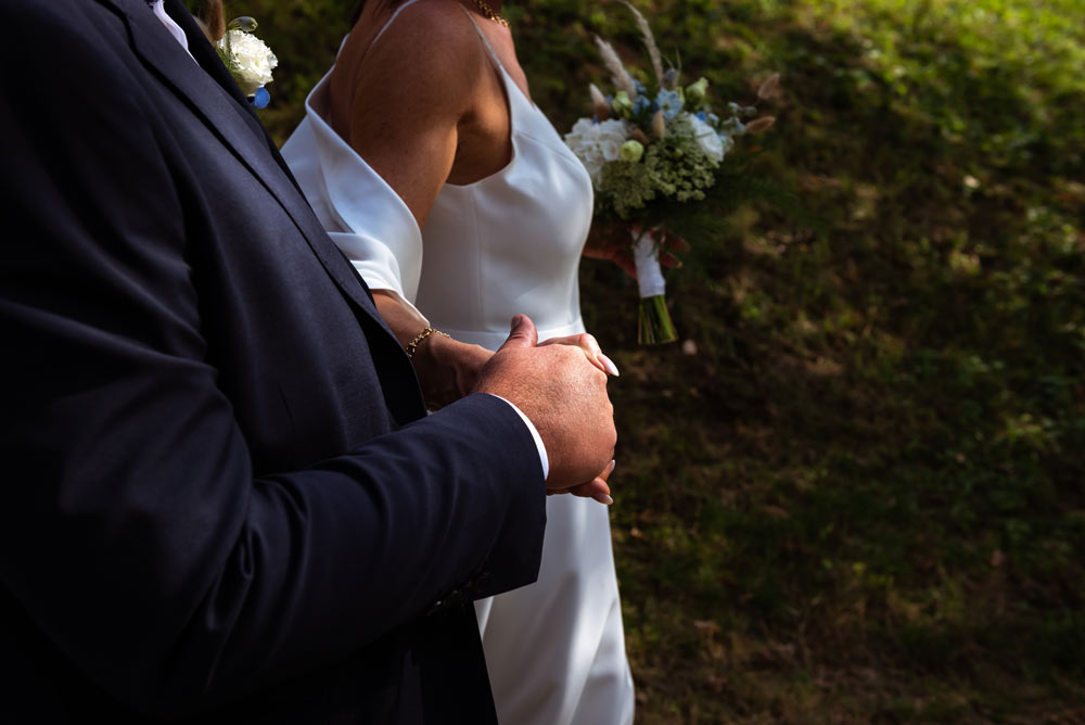 stringere la mano coppia sposi