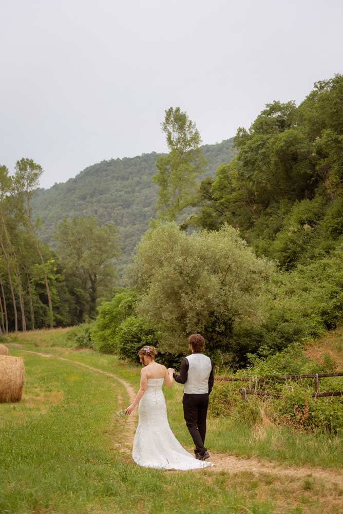 coppia sposi passeggia