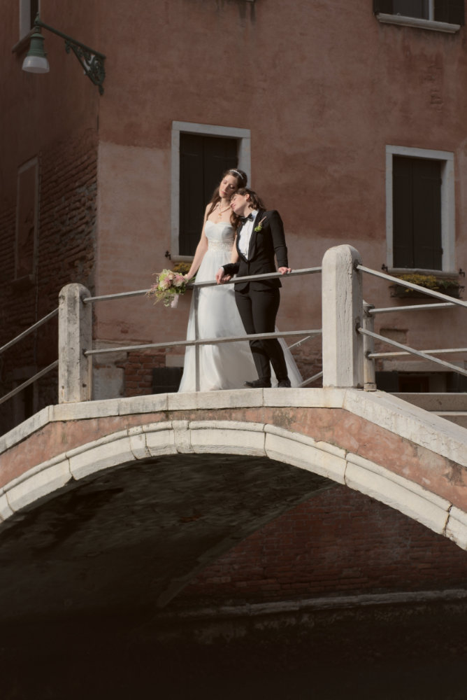coppia queer lgbtq spose felice venezia