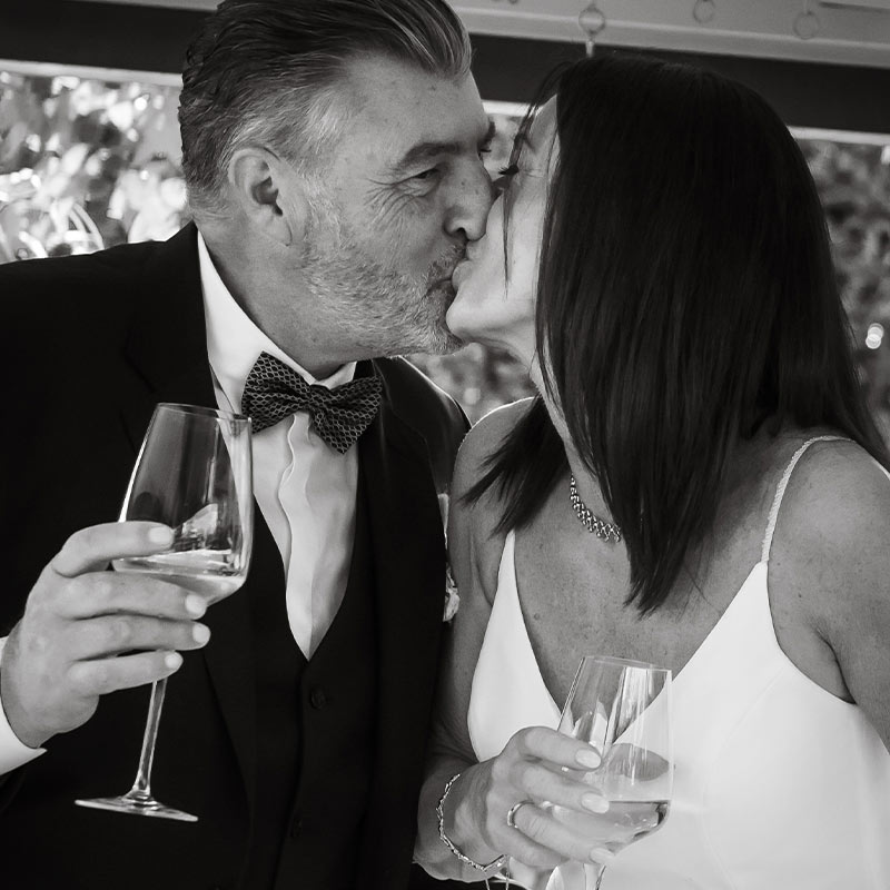 coppia sposi brindisi bacio